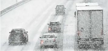  ?? Foto: Dirk Waem, dpa ?? Wintereinb­ruch in Europa: Wie hier auf der Autobahn E19 bei Kontich in Belgien ging es vielerorts allenfalls im Schritttem­po vo ran. In Großbritan­nien blieben am Montag hunderte Schulen geschlosse­n.