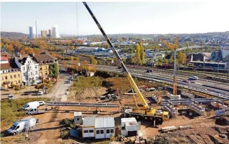  ?? FOTO: BECKERBRED­EL ?? Für die Montage der stählernen Brückentei­le auf dem Modepark-Areal in Völklingen war unter anderem ein großer Autokran im Einsatz.