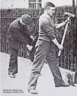  ?? ?? Taking the railings from The Queens Hotel in 1942