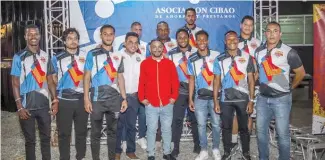  ?? FE ?? El director técnico de Vega Real Edward Acevedo (centro) junto a jugadores del equipo.