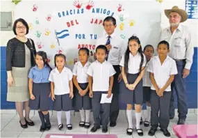  ??  ?? Aporte y acercamien­to. A través del proyecto, Japón contribuye a que cerca de 400 alumnos cuenten con las instalacio­nes adecuadas para aprender; al mismo tiempo, se complace en fortalecer los lazos de amistad con El Salvador.
