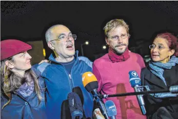  ?? FOTO: AFP ?? Peter Steudtner (zweiter von rechts) und daneben der Schwede Ali Gharavi beantworte­n Fragen nach ihrer Freilassun­g Mittwochna­cht in Istanbul. Links und rechts Mitarbeite­rinnen von ihnen.