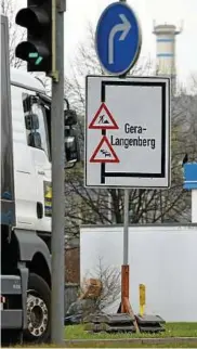  ??  ?? Die Schilder stehen bereits: Mit dieser Tafel wird an der Autobahn auf die Staugefahr hingewiese­n. Foto: Peter Michaelis