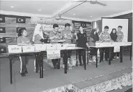  ??  ?? SIMULASI: Pelajar mengikuti simulasi proses pengundian pilihan raya di SMK Rancha-Rancha.
