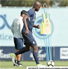  ??  ?? EM FRENTE. Danilo Pereira já trabalha com bola