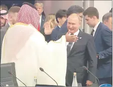  ??  ?? El polémico “choca los cinco” entre el presidente ruso Vladímir Putin y el príncipe saudí Mohamed bin Salman, salpicado en el asesinato del periodista Jamal Khashoggi.