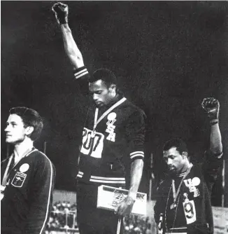  ?? EPU/AGENCE FRANCE-PRESSE ?? En 1968, aux Jeux olympiques de Mexico, les coureurs américains Tommie Smith et John Carlos lèvent le poing ganté sur le podium, en signe de soutien aux Black Panthers.