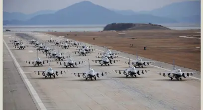  ??  ?? Photo ci-dessous
Un « elephant walk » de F-16C sur la base sud-coréenne de Kunsan. L’US Air Force reste la championne mondiale de la masse aérienne, mais son avenir est suspendu au F-35… (© US Air Force)