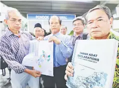 ?? – Photo by Chimon Upon ?? Pahang (right) shows a copy of the declaratio­ns handed over to Uggah’s office.