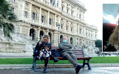  ??  ?? Portavoce Daniela Rombi in treno per Roma. A sinistra, con il marito davanti alla Cassazione