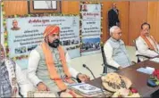  ?? SANTOSH KUMAR/HT PHOTO ?? Chief minister Nitish Kumar with his two deputies, Samrat Choudhary and Vijay Kumar Sinha, at an event in Patna on Wednesday, before leaving for Delhi.