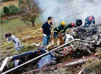  ??  ?? Buscas nos destroços do helicópter­o que caiu no sábado (16)