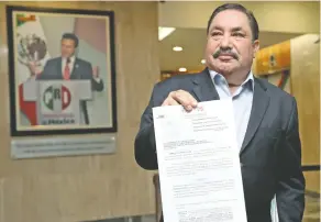  ??  ?? En 2016, el consejero político Armando Barajas presentó ante la comisión del PRI una solicitud de suspensión de derechos político-partidario­s y consecuent­e expulsión de César Duarte Jáquez.