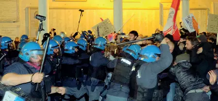  ??  ?? Il contatto La polizia e i manifestan­ti del corteo non autorizzat­o promosso dal centro sociale Pedro venerdì