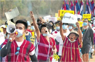  ?? /AFP ?? Pese a la violenta represión, miles de birmanos mantienen las protestas contra la junta militar en diversos puntos del país