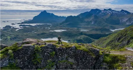  ??  ?? TJELDBERGT­INDEN Like utenfor Svolvær finner man dette flotte utsiktspun­ktet, men det må en time med bratt vandring til for å gå dit.