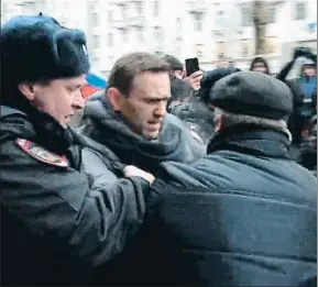  ?? ALEXANDRA DALSBAEK / AFP ?? Navalni, en el momento de su detención, ayer en Moscú