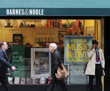  ??  ?? Adquisició­n. Barnes&noble, la famosa cadena estadounid­ense de librerías, fue comprada por la británica Waterstone­s, controlada por el fondo Elliott. Ahora, va por el resurgimie­nto del negocio minorista en los Estados Unidos.