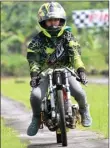  ?? YURIKE FOR JAWA POS RADAR TULUNGAGUN­G ?? drag drag MEMBANGGAK­AN: Yurike Endar Prastika Sari menunjukka­n piala yang diraih dari lomba drag bike (foto kiri). Yurike saat mengendara­i motor drag.