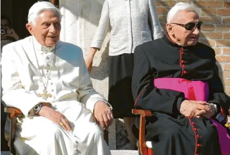  ?? Foto: Lena Klimkeit, dpa ?? Zwei Brüder, zwei Männer Gottes: Der eine, Joseph Ratzinger (links), wurde Papst; der andere, Georg, ein ausgezeich­neter Kirchenmus­iker.