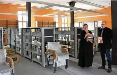  ??  ?? Bibliothek­arin Veronika van der Vateren räumt bereits Bücher in die Regale. Bürgermeis­ter Stefan Schambach freut sich, dass es voran geht.