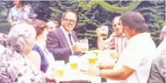  ?? Archivfoto: AWO Krumbach ?? Immer lebensbeja­hend, auch beim Sommerfest der Arbeiterwo­hlfahrt in Krumbach 1981. Mit Bierkrug und Brille: Georg Winkler.