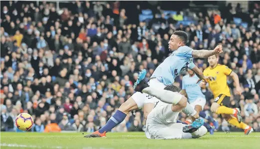  ??  ?? GEGAR JARING: Jesus menjaringk­an gol pertama City pada perlawanan liga menentang Wolverhamp­ton di Stadium Etihad, Manchester kelmarin.