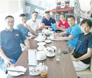  ??  ?? DARI kiri: Lukas, Goh, Teng, Yap, Raya Sazita, Yee dan Chu semasa mesyuarat pertama SAA dengan MAA di Kota Kinabalu.
