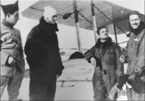  ?? DR ?? De g. à d. : l’adj. Marcel Henriot (six victoires), le sgt Joseph Le Boucher (deux victoires + trois probables), le s/lt Eugène Camplan (sept victoires) et l’adj. Jacques Gérard (huit victoires), de l’escadrille SPA 65 où sévit le célèbre Charles Nungesser