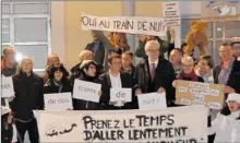  ??  ?? Usagers, cheminots et élus ont manifesté ensemble en 2017 pour demander la pérennisat­ion du train de nuit la « Palombe Bleue ».