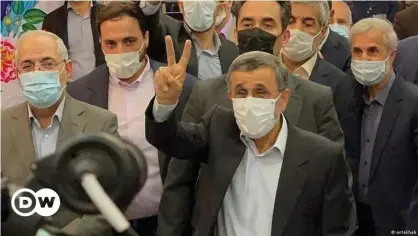  ??  ?? La prensa iraní estima que las posibilida­des de que Ahmadineya­d obtenga el visto bueno del Consejo de los Guardianes, encargados de validar las candidatur­as, son escasas.