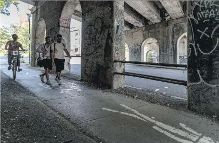  ?? DAVE SIDAWAY ?? The shared path in the underpass on Atwater Ave. shows the city’s disregard for the safety of both pedestrian­s and cyclists alike, Allison Hanes writes.