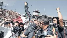  ?? /IMAGO7. ?? ‘Checo’ Pérez celebró en grande con los aficionado­s mexicanos apenas bajó de su monoplaza.