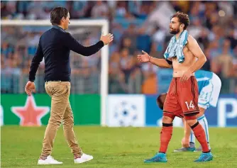  ?? FOTO: IMAGO ?? Bayer-Trainer Roger Schmidt (links) munterte seine Spieler, hier Admir Mehmedi, nach der 0:1-Niederlage in Rom auf. Am kommenden Mittwoch steigt das Rückspiel in Leverkusen.