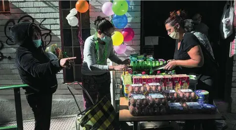  ?? LUIS DÍAZ ?? Miles de personas en situación de necesidad han tenido que pedir alimentos, como en esta asociación de Aluche, Madrid