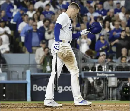  ?? PHOTO BY KEITH BIRMINGHAM ?? Freddie Freeman walks away from the plate after striking out against the Diamondbac­ks in Game 2of their NLDS, in which Freeman is 1for 6.