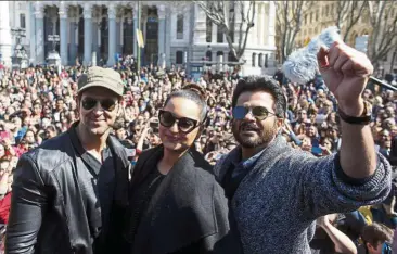  ??  ?? Indian actors ( from left) hrithik, sonakshi and Anil take part in a flashmob in Madrid, to promote the Bollywood Oscars which are scheduled to take place in the city in June. — reuters