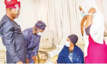  ??  ?? L-R: Olusegun Olulade, director-general, Tokunbo Abiru Campaign Team (TACT); Tokunbo Abiru, aspirant for the Lagos East senatorial election and immediate past group managing director/ chief executive officer; Mariam Osinowo, widow of the late Senator Adebayo Osinowo, and Ms Noimot Osinowo, daughter of the late senator, during a condolence visit to the family of the late senator in Ogudu GRA, Lagos… Tuesday.