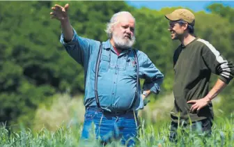  ??  ?? Deux « vedettes » de l’enseigneme­nt biologique à Victoriavi­lle, Denis La France et Ghislain Jutras.