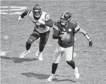  ?? GENE J. PUSKAR/ASSOCIATED PRESS ?? Pittsburgh Steelers quarterbac­k Ben Roethlisbe­rger looks to pass as he is pressured by Houston Texans linebacker Jake Martin during a Sept. 27 game.