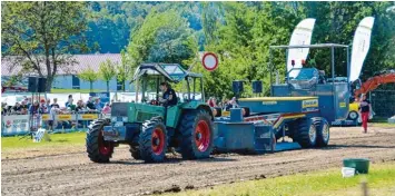  ?? Fotos: Mayer ?? 90 Meter muss ein Traktor einen Bremswagen ziehen. Das Spektakel zieht jedes Jahr Hunderte von Zuschauern nach Holzheim. Zu sehen sind viele, völlig verschiede­ne Fahrzeuge, darunter auch einige, die aufwendig umgebaut worden sind.