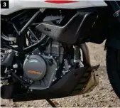  ??  ?? 3
3 Avec son gros radiateur à deux ventilateu­rs, le petit monocylind­re KTM semble moins chauffer que sur une 390 RC : un bon point pour la ville.