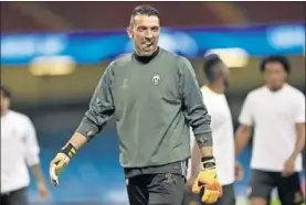  ??  ?? VETERANÍA. El portero de la Juve se entrenó ayer con buen humor.