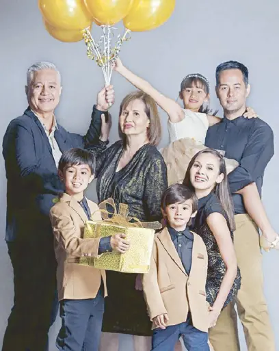  ??  ?? Holidays are well spent with marketing executive Rafa Alunan and his wife, bag designer Amina AranazAlun­an, together with their kids Lucas, Helena and Diego and parents Raffy and Elizabeth Alunan.