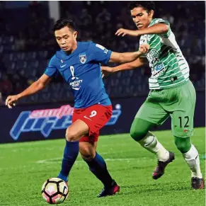  ??  ?? Sharpening up: Johor Darul Ta’zim striker Ahmad Hazwan Bakri (left) is hoping to combine well with new striker Mohamad Ghaddar in the Super League match against Penang at Larkin Stadium in Johor Baru tonight.