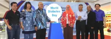  ??  ?? Yii (third left) declares open the World Diabetes Day event while Ting (third right), Sherrina (fourth right) and others look on.