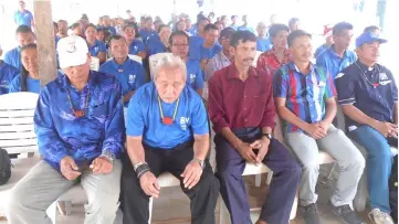  ??  ?? The Penans at Long Kevok ready to give their undivided support to BN candidate.