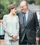  ?? BALLESTERO­S / EFE ?? Letizia, de charla con Juan Carlos