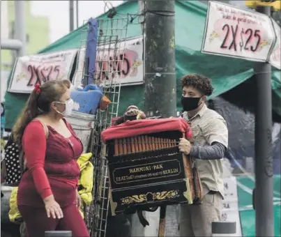  ?? REUTERS ?? Gente en México intentando buscarse la vida.