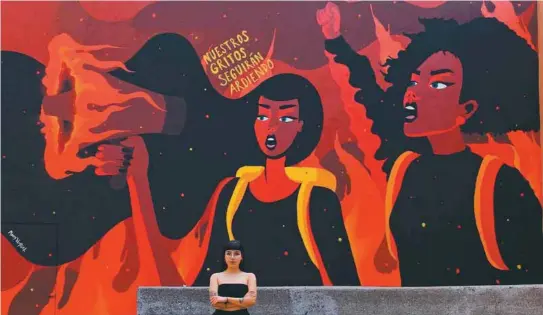  ?? / Moon Venture ?? Los murales de Moon Venture muestran la unión de las mujeres en la lucha por la defensa de sus derechos. Este es el mural que pintó en la Facultad de Derecho de la Universida­d Autónoma de San Luis Potosí en forma de protesta ante el acoso sexual.